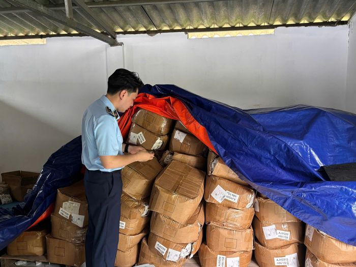 Hàng trăm thùng hàng hóa thực phẩm giả đã bị lực lượng chức năng phát hiện ngăn chặn kịp thời trước khi bị đưa ra thị trường. Ảnh QLTT