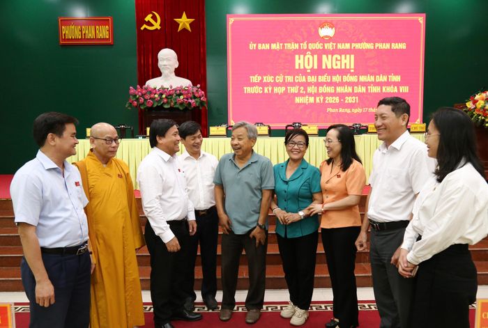 Chủ tịch HĐND tỉnh Lâm Đông và các đại biểu HĐND tỉnh trò chuyện với cử tri phường Phan Rang sau buổi tiếp xúc