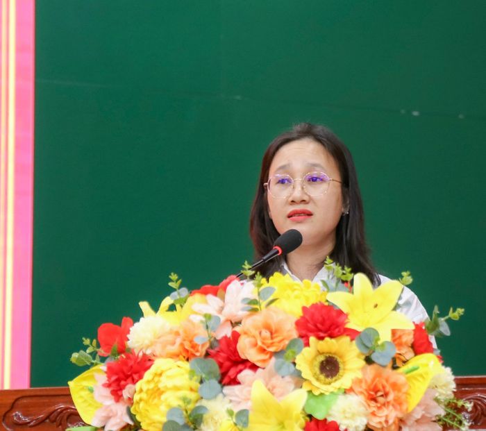 Đại biểu HĐND tỉnh báo cáo với cử tri kết quả các kỳ họp của HĐND tỉnh Khóa VIII.