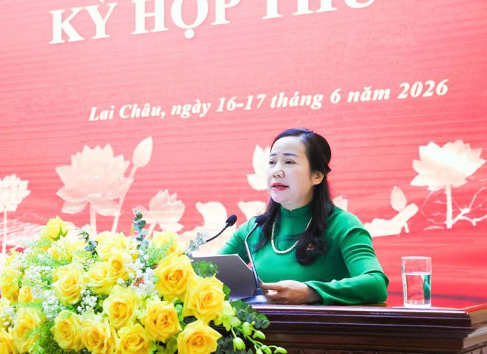 Phó Chủ tịch Thường trực HĐND tỉnh Lai Châu Tẩn Thị Quế báo cáo tổng hợp ý kiến thảo luận tại các tổ đại biểu