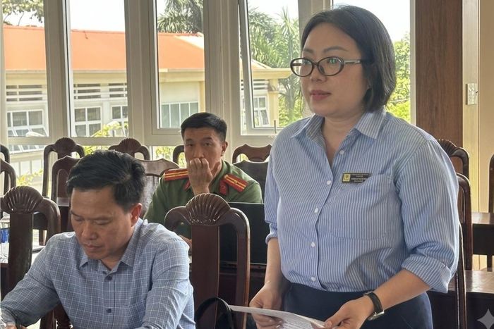 Phó Giám đốc Sở Y tế Phạm Thị Minh Hiền báo cáo với đoàn khảo sát về tình hình thực hiện chính sách, pháp luật bảo vệ trẻ em trên môi trường mạng trên địa bàn tỉnh