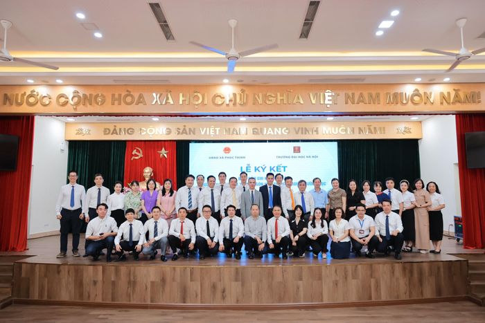 Các đại biểu chụp hình lưu niệm