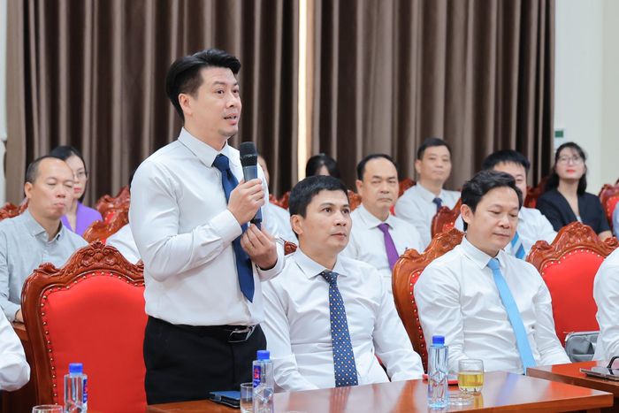 Phiên trao đổi trực tiếp giữa đội ngũ giáo viên các trường học trên địa bàn xã với cán bộ, giảng viên Trường Đại học Hà Nội