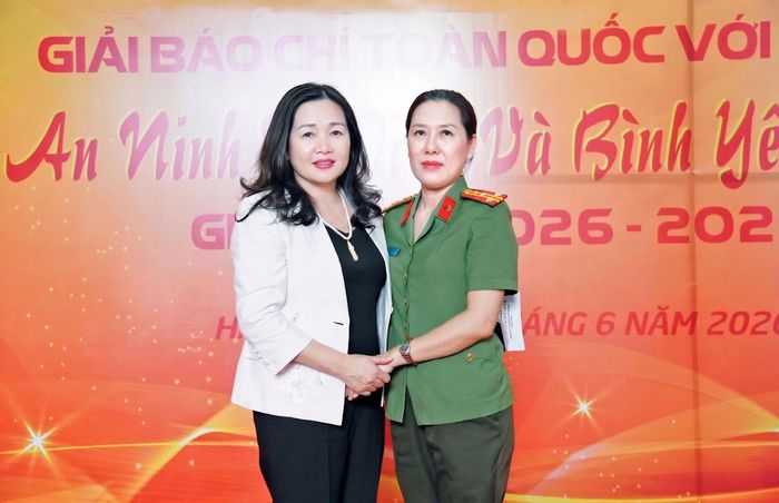 Các đại biểu chụp ảnh lưu niệm tại chương trình.