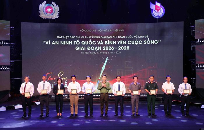 Lãnh đạo Bộ Công an trao Kỷ niệm chương cho cá nhân xuất sắc trong công tác phối hợp tuyên truyền về nhiệm vụ bảo đảm an ninh, trật tự và xây dựng lực lượng Công an nhân dân