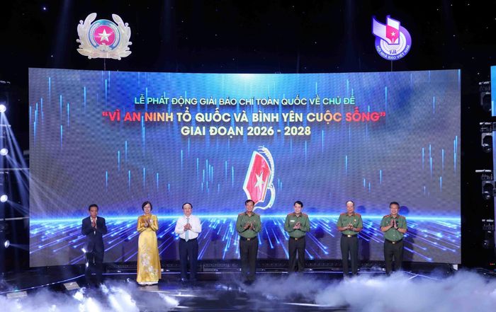 Đại diện lãnh đạo các đơn vị thực hiện nghi thức phát động Giải Báo chí toàn quốc về chủ đề "Vì an ninh Tổ quốc và bình yên cuộc sống" giai đoạn 2026 - 2028