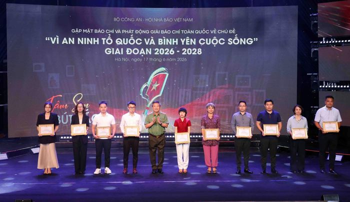 Lãnh đạo Cục Truyền thông CAND tặng Giấy khen cho tập thể, phóng viên có thành tích nổi bật trong công tác phối hợp tuyên truyền chiến dịch truyền thông hướng về cơ sở "Vì bình yên bản làng" tổ chức tại tỉnh Sơn La.