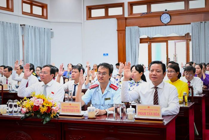 Đại biểu HĐND tỉnh Tây Ninh biểu quyết thông qua các Nghị quyết