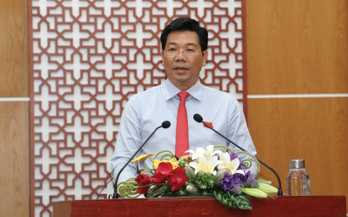 Chủ tịch HĐND tỉnh Nguyễn Mạnh Hùng phát biểu