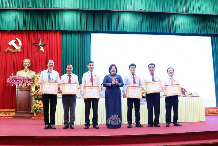 Chủ tịch Liên minh HTX Việt Nam Cao Xuân Thu Vân tặng bằng khen cho những cá nhân, HTX có thành tích xuất sắc.