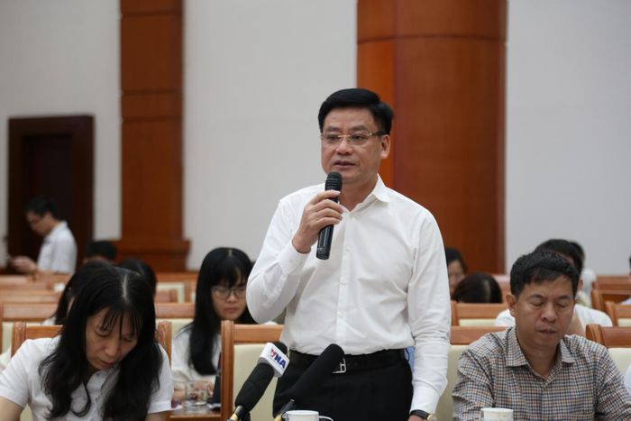 Ông Hoàng Văn Thu, Phó Chủ tịch Ủy ban Chứng khoán Nhà nước chia sẻ thông tin tại họp báo.