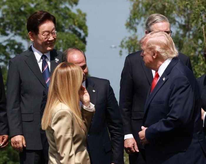Tổng thống Hàn Quốc Lee Jae Myung (hàng thứ hai, bên trái) và Tổng thống Mỹ Donald Trump (bên phải) cùng các lãnh đạo tham dự Hội nghị thượng đỉnh G7 tại Pháp. Ảnh: Yonhap