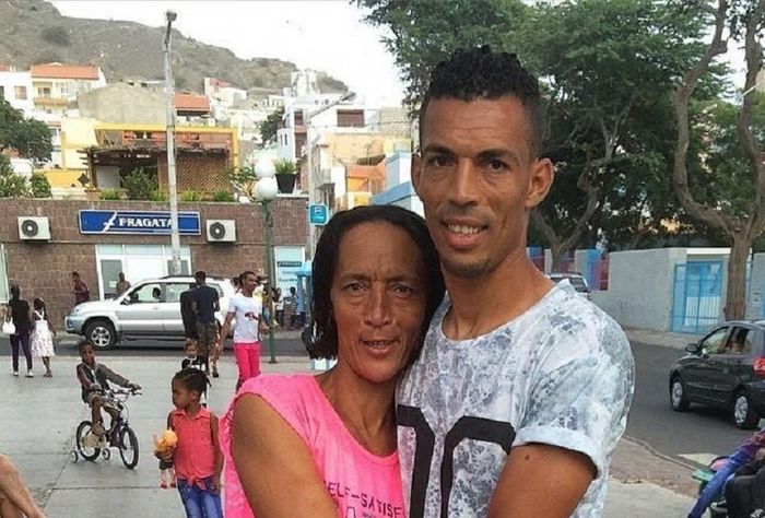 Thủ thành Vozinha và bà Ana Candida Evora, mẹ của anh. Ảnh: Instagram/@vozinha1