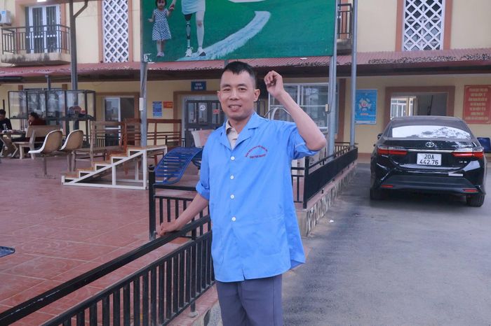 Sau 2 năm kiên cường chống chọi với nghịch cảnh, anh Dũng đã viết nên hành trình hồi sinh đầy nghị lực, giành lại quyền được đi, được đứng và tiếp tục sống trọn vẹn cuộc đời mình.