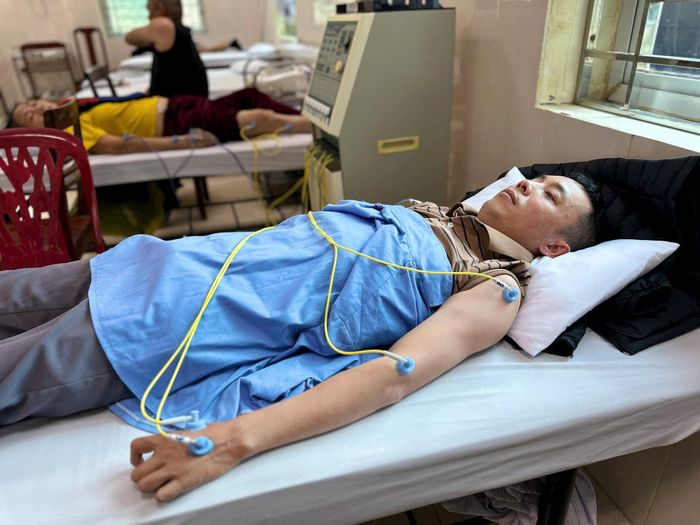 Anh Bùi Đức Dũng, người từng liệt tứ chi khi đến viện với hy vọng hồi phục dưới 10%.