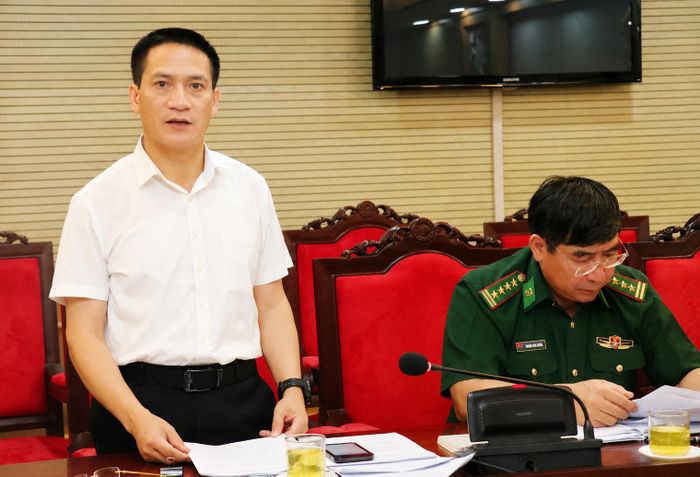 Ông Nguyễn Văn Mạnh, Phó Giám đốc Sở Ngoại vụ báo cáo tại buổi làm việc.