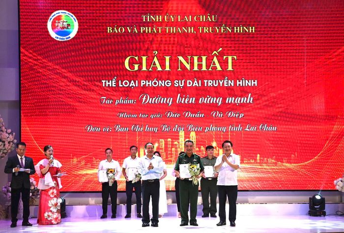 Nhóm tác giả thuộc Ban Chỉ huy Bộ đội Biên phòng Lai Châu giành giải Nhất thể loại phóng sự dài truyền hình với tác phẩm "Đường biên vững mạnh".
