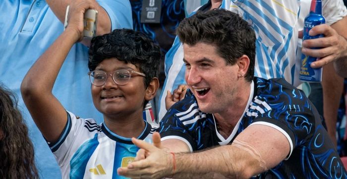 Cổ động viên của Argentina đã chứng kiến đội nhà chơi một trận cầu mãn nhãn