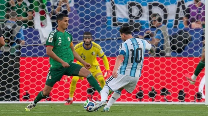 Messi với cú hat-trick vào lưới Algeria