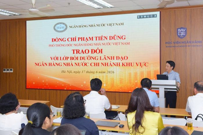 Phó Thống đốc Phạm Tiến Dũng cũng đã dành thời gian trao đổi, giải đáp nhiều câu hỏi của học viên liên quan đến công tác chuyển đổi số ngành Ngân hàng