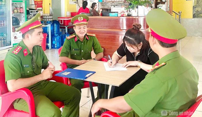 Công an xã Phước Long tuyên truyền, vận động chủ cơ sở kinh doanh ký cam kết chấp hành nghiêm quy định pháp luật trong mùa World Cup.