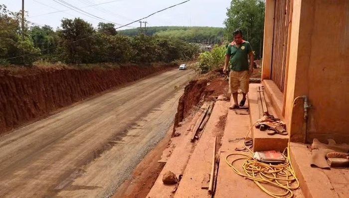 Người dân sinh hoạt trong căn nhà nằm chênh vênh ven tuyến đường.