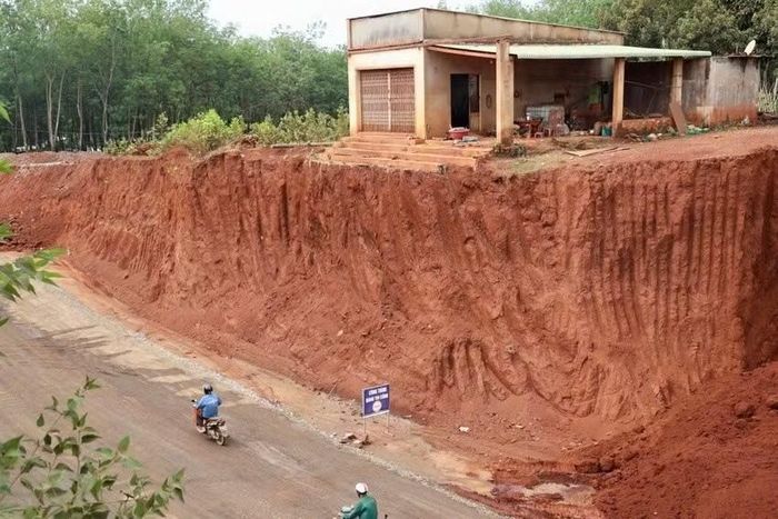 Căn nhà nằm chênh vênh do đường hạ cốt nền vài mét.