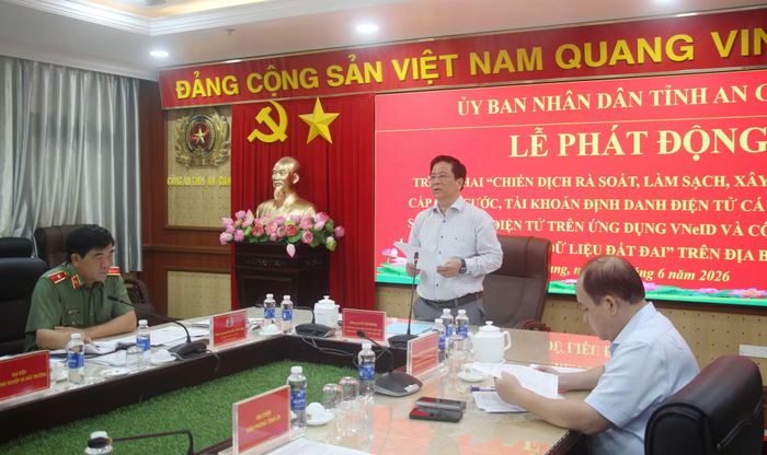 Đồng chí Hồ Văn Mừng, Chủ tịch UBND tỉnh An Giang phát biểu tại buổi lễ phát động chiến dịch.