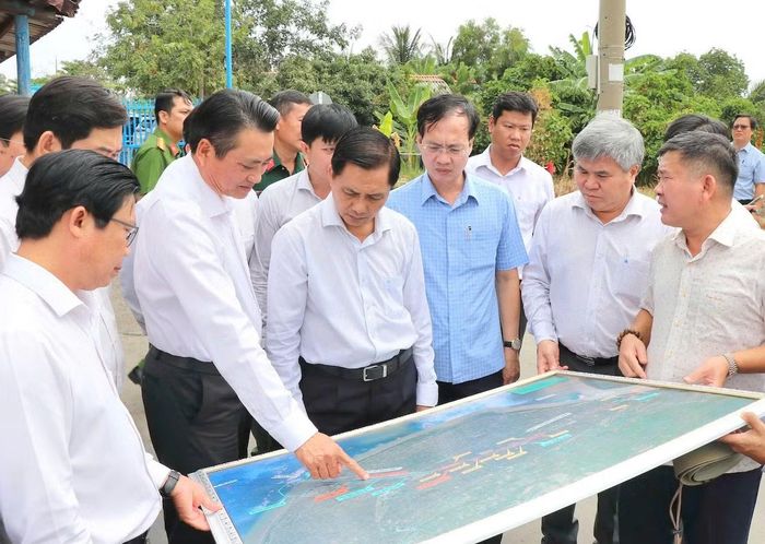Đồng chí Trần Văn Lâu, Bí thư Tỉnh ủy; Trần Trí Quang, Chủ tịch UBND tỉnh cùng lãnh đạo các sở, ngành đến khảo sát, gỡ khó cho các dự án trọng điểm khu vực ven biển Vĩnh Long.