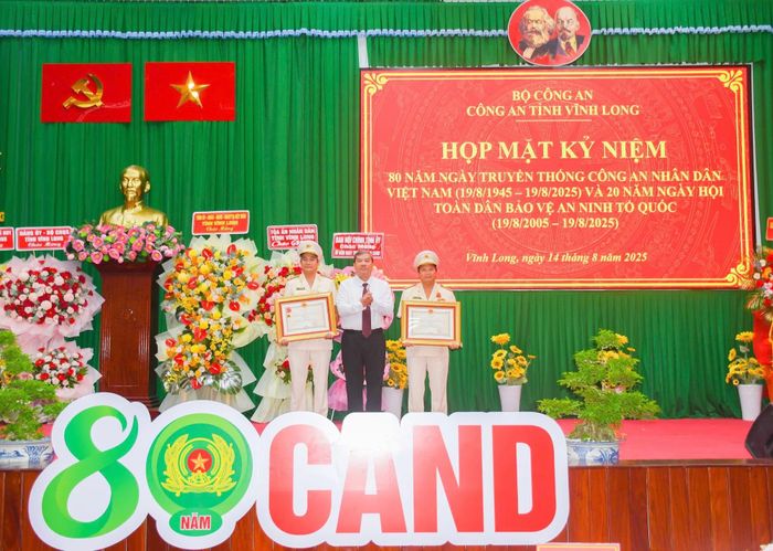 Thừa ủy quyền của Chủ tịch nước, đồng chí Kim Ngọc Thái, Phó Bí thư Tỉnh ủy trao Huân chương Chiến công Hạng 3 cho Đại tá Trần Quốc Phục, Phó Giám đốc Công an tỉnh và tập thể Phòng An ninh nội địa.