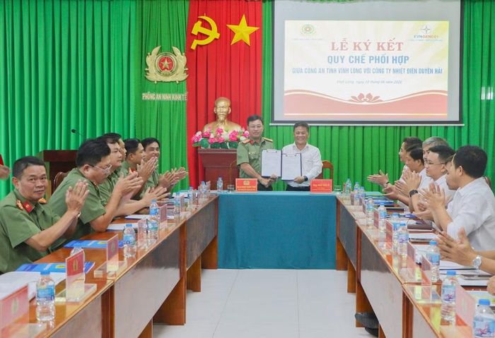 Đại tá Phạm Thanh Tùng, Phó Giám đốc Công an tỉnh Vĩnh Long ký kết quy chế phối hợp trong công tác bảo đảm an ninh, an toàn với Công ty Nhiệt điện Duyên Hải.