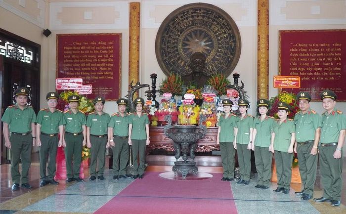 Đại tá Nguyễn Thị Hải Yến, Phó Giám đốc Công an tỉnh Vĩnh Long cùng Đoàn công tác dâng hoa, dâng hương tại Khu lưu niệm Chủ tịch Hội đồng Bộ trưởng Phạm Hùng (xã Long Hồ).