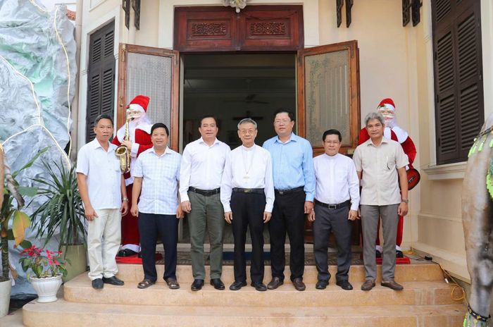 Thiếu tướng Nguyễn Thanh Hải, Giám đốc Công an tỉnh Vĩnh Long thăm, chúc mừng Giáng sinh tại Giáo phận Vĩnh Long.