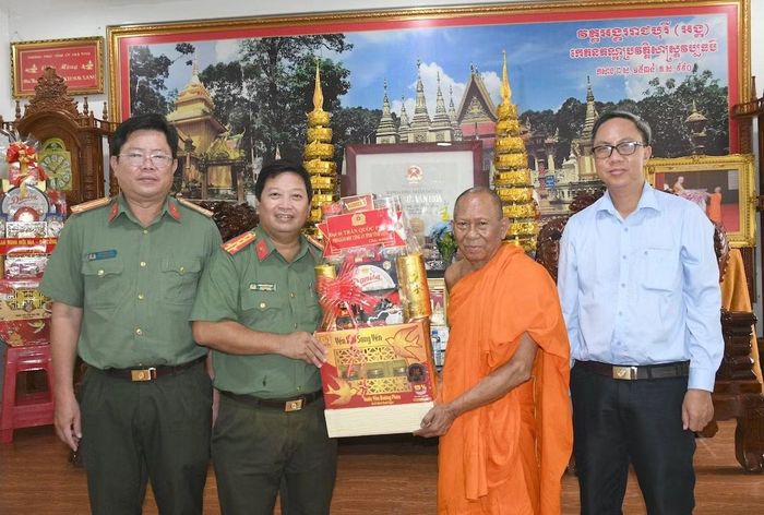 Đại tá Trần Quốc Phục, Phó Giám đốc Công an tỉnh Vĩnh Long thăm, chúc mừng các cơ sở tôn giáo.
