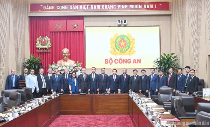Thứ trưởng Lê Văn Tuyến và Đại sứ Korhan Kemik cùng các đại biểu.