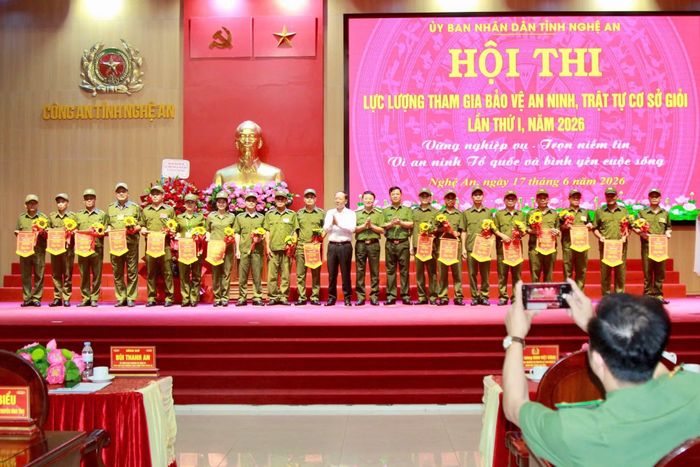 Các đại biểu chụp ảnh lưu niệm cùng đại diện các đội thi.