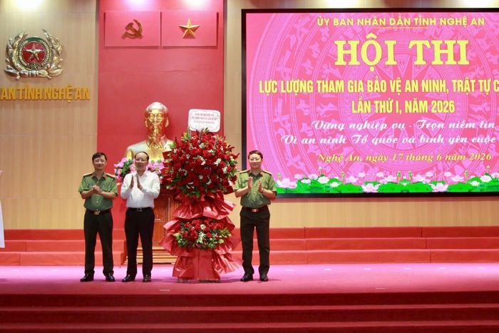 Lãnh đạo tỉnh Nghệ An và đại diện Bộ Công an tặng hoa chúc mừng hội thi.
