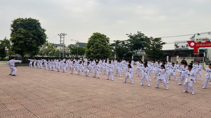 Cùng với lớp học Taekwondo miễn phí, Công an xã An Nông còn triển khai mô hình “Công an xã An Nông với thế hệ trẻ và pháp luật”.