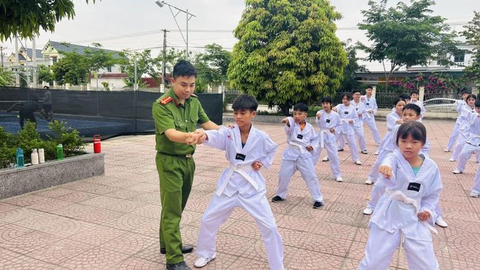 Huấn luyện viên lớp dạy võ miễn phí là cán bộ Công an xã An Nông.