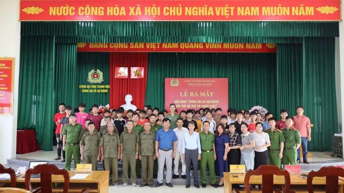 Công an xã An Nông cùng các đại biểu và thanh thiếu niên tham dự lễ ra mắt mô hình “Công an xã An Nông với thế hệ trẻ và pháp luật”.