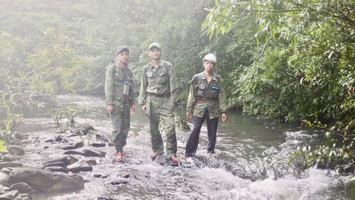 Người dân xã Trường Sơn tham gia tuần tra, bảo vệ rừng.