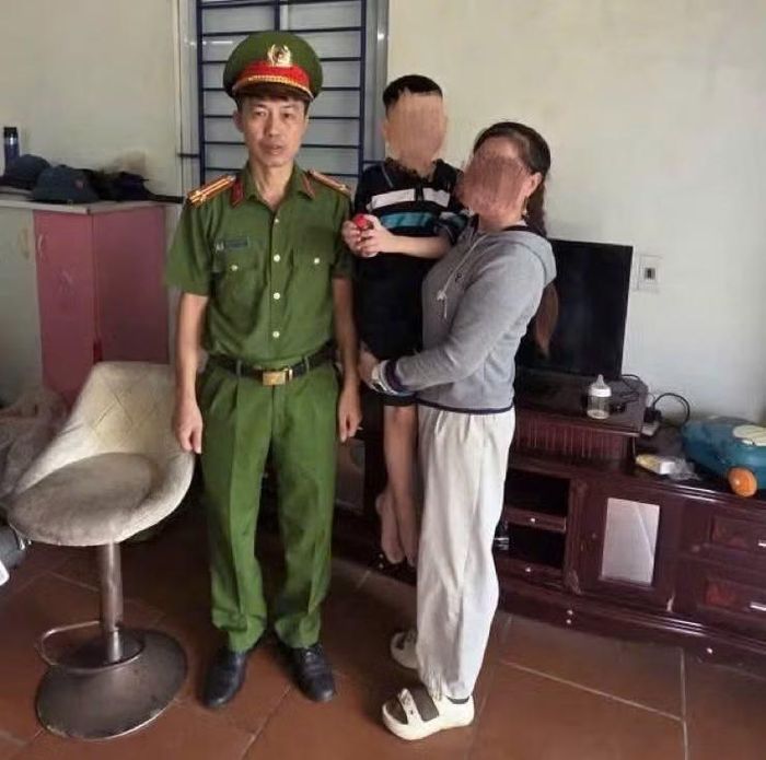 Các cán bộ Công an Bắc Ninh giúp trẻ em lạc về với gia đình.