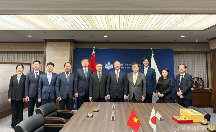 Thứ trưởng Phạm Thế Tùng và Bộ trưởng Bộ Tư pháp Nhật Bản Hiraguchi Hiroshi cùng các đại biểu.