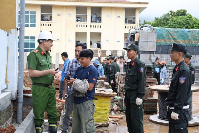 Đại tá Phạm Hải Đăng, Phó Giám đốc Công an tỉnh Lai Châu chỉ đạo cán bộ, chiến sĩ và đơn vị thi công triển khai các phần việc ngay sau lễ ra quân.