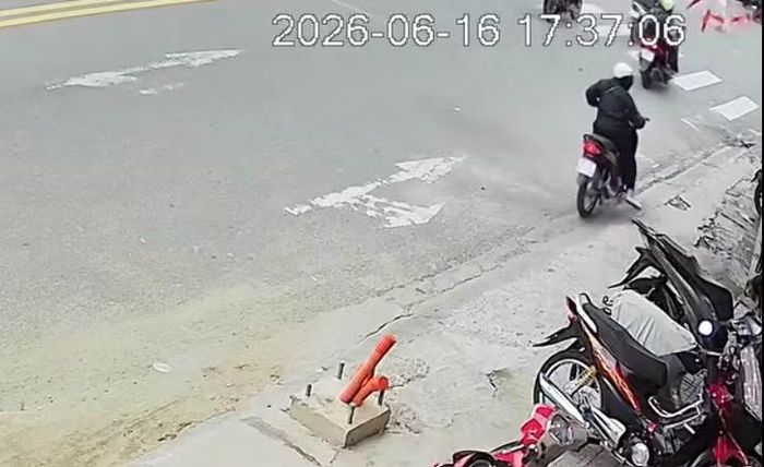 Camera an ninh ghi lại quá trình đối tượng vào tiệm vàng cướp giật rồi chạy trốn.