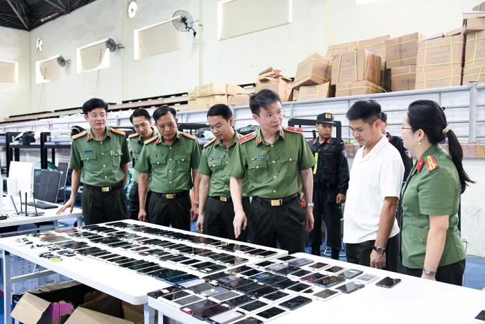 Thiếu tướng Nguyễn Minh Tuấn, Giám đốc Công an tỉnh Phú Thọ cùng các đồng chí Phó Giám đốc Công an tỉnh kiểm tra tang vật thu giữ.
