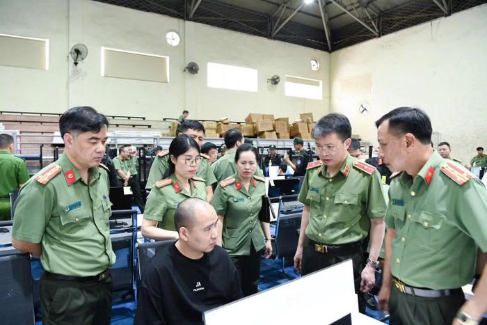 Thiếu tướng Nguyễn Minh Tuấn, Giám đốc Công an tỉnh Phú Thọ cùng các đồng chí Phó Giám đốc Công an tỉnh trực tiếp lấy lời khai các đối tượng trong đường dây lừa đảo xuyên quốc gia.
