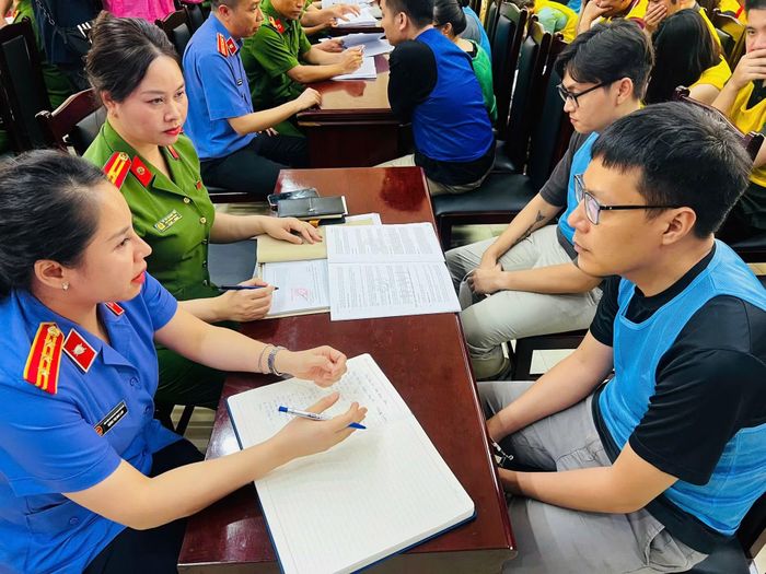 Lãnh đạo Phòng Cảnh sát kinh tế lấy lời khai của các đối tượng.