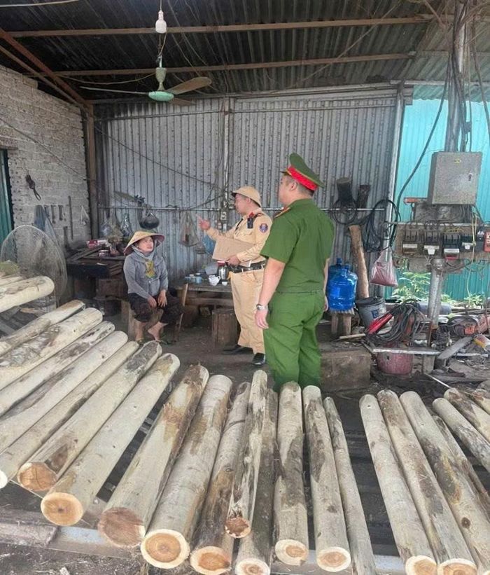 Tổ công tác Phòng CSGT và Công an xã Vân Nham tuyên truyền vận động các hộ kinh doanh gỗ bóc không tập kết gỗ bừa bãi, gây ảnh hưởng hành lang an toàn giao thông tuyến tỉnh lộ ĐT242.
