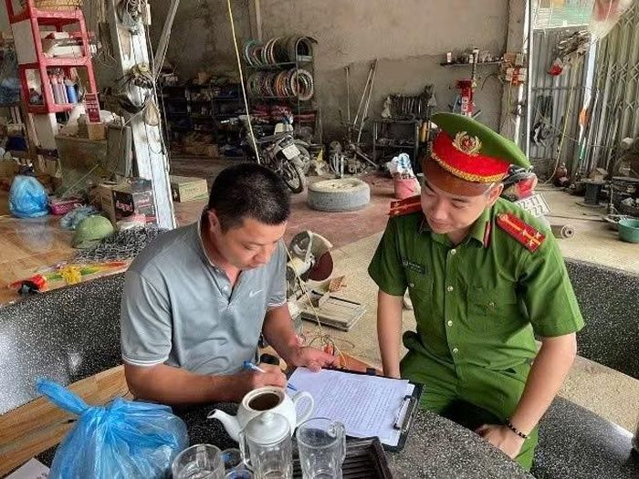 Công an xã Cai Kinh yêu cầu chủ các cơ sở, cửa hàng sửa chữa xe máy ký cam kết không "độ chế" phương tiện.